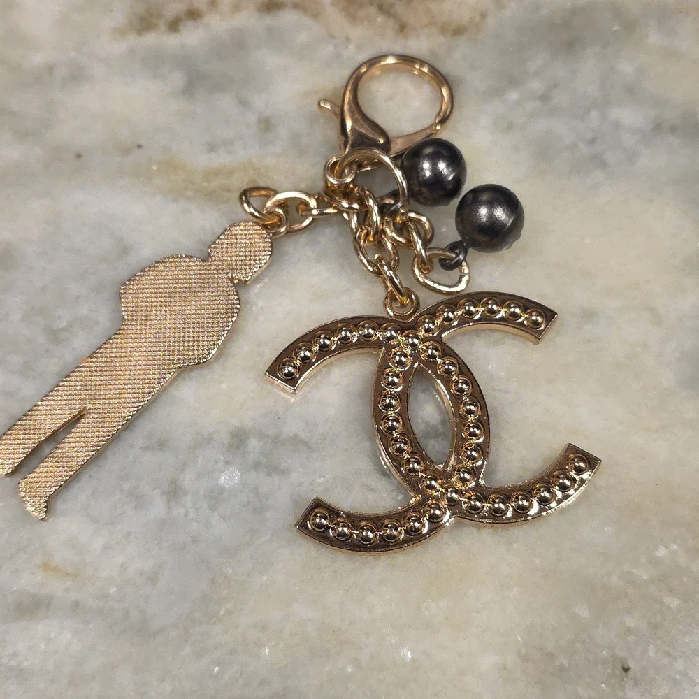 CHANEL Gold and Black Iconic Charm Key / Bag Holder - Picture 3 of 3
